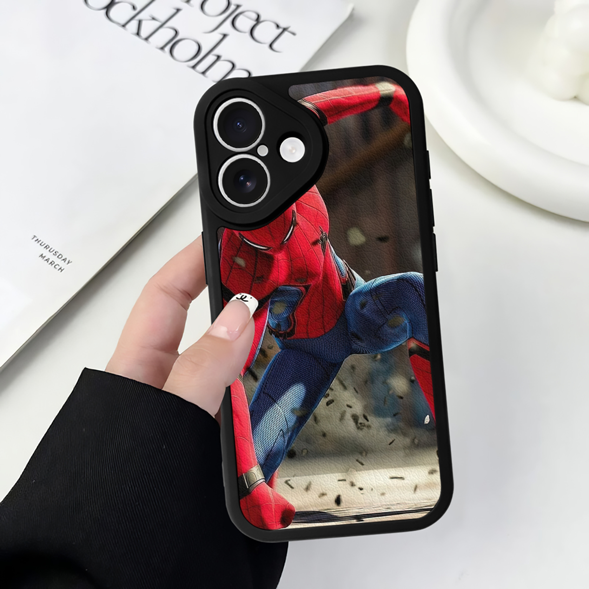 Spider Man スパイダーマン 【iPhone 16シリーズ対応】シリコンスマホケース（レザー調） 材質：シリコン